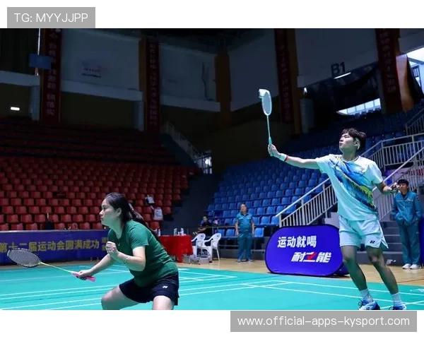 羽毛球公开课走红，教练与选手互动引起全民模仿热潮