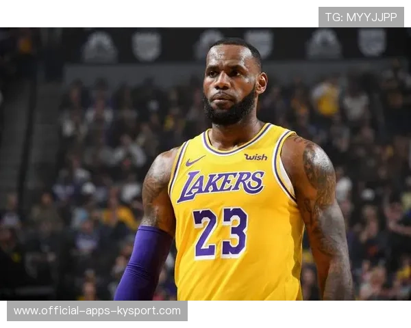 洛杉矶湖人对阵洛杉矶快船：勒布朗·詹姆斯抢断反击，镜头捕捉到细节