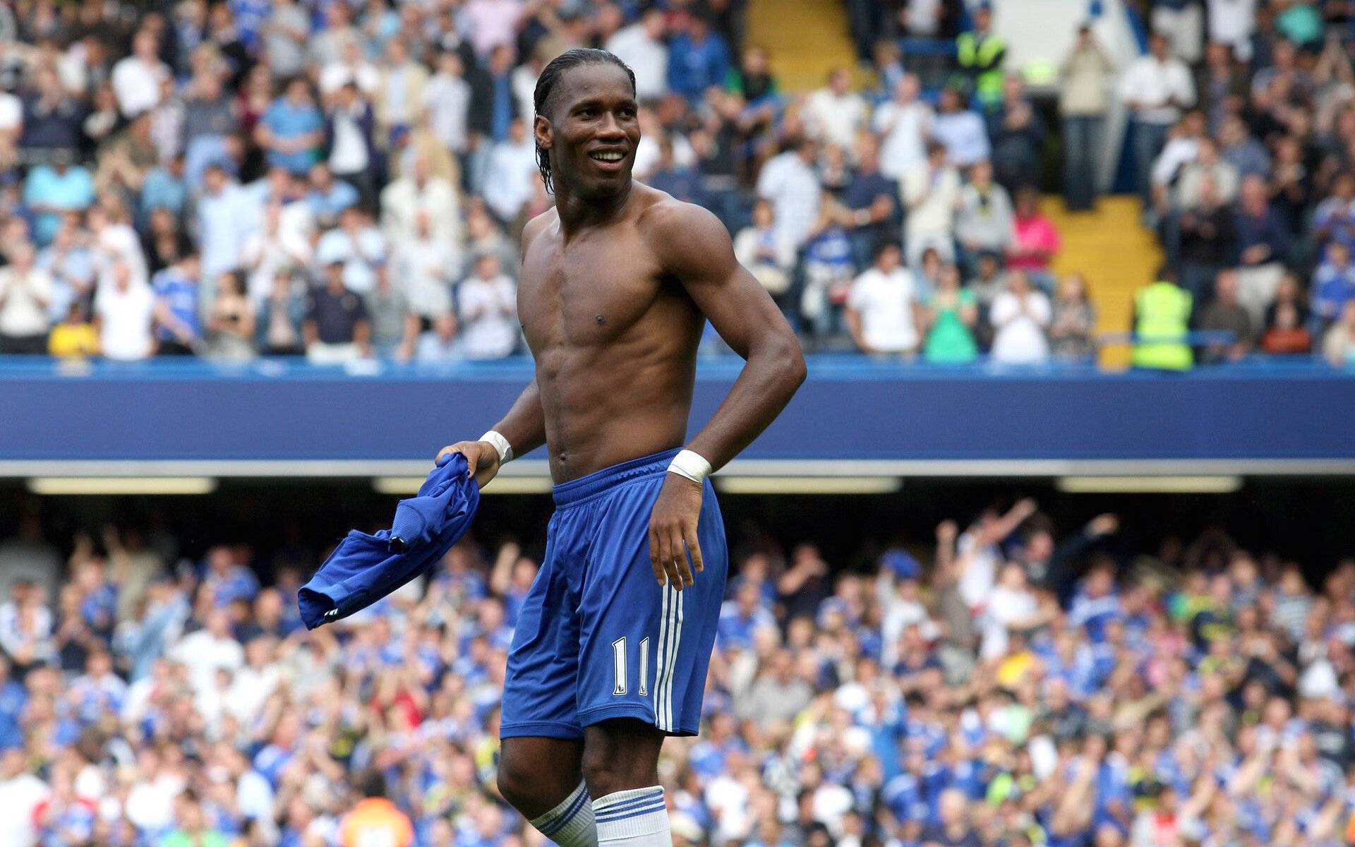 城市夜跑活动吸引大量市民参与,健康氛围蔓延,夜跑人群